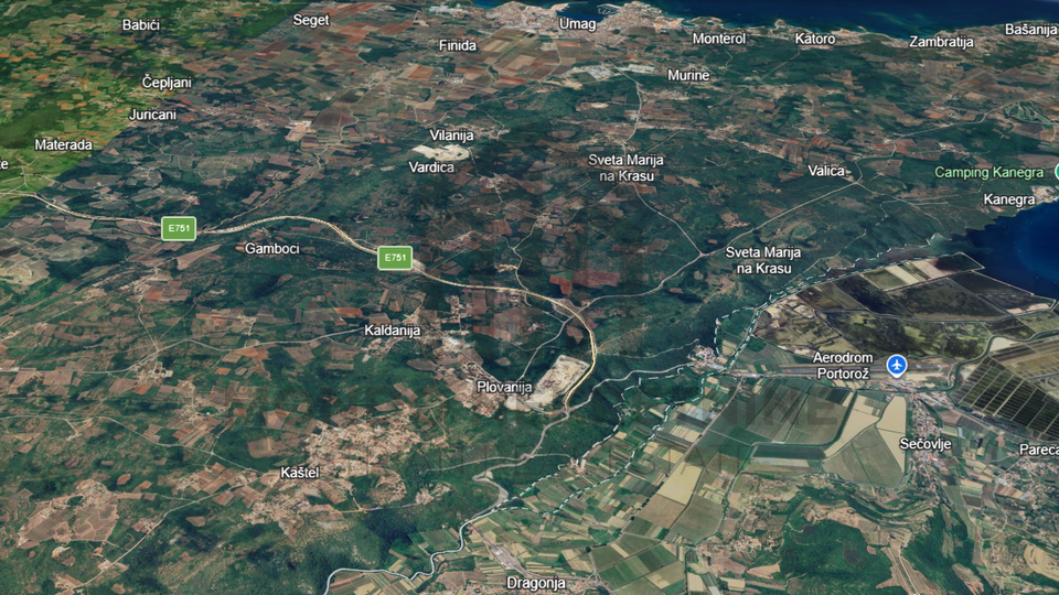 PRODAJA &ndash; Gra&dstrok;evinsko zemlji&scaron;te u Ka&scaron;telu &lpar;blizina granice sa Slovenijom&rpar;