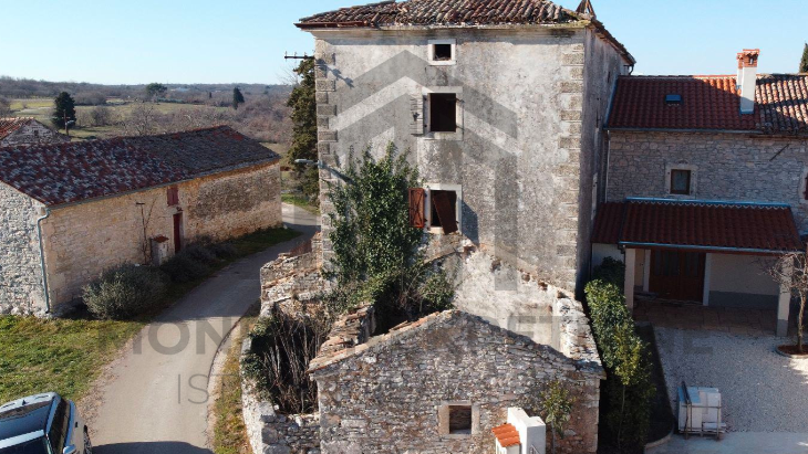 Kamena ku&cacute;a - Puntera