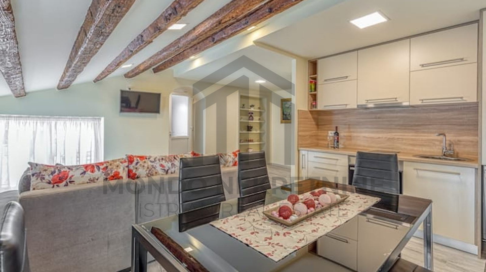 Pore&ccaron;&comma;  stan prvi red do mora&comma; pogled na more&comma; 48 m2&comma; terasa&comma; namje&scaron;ten