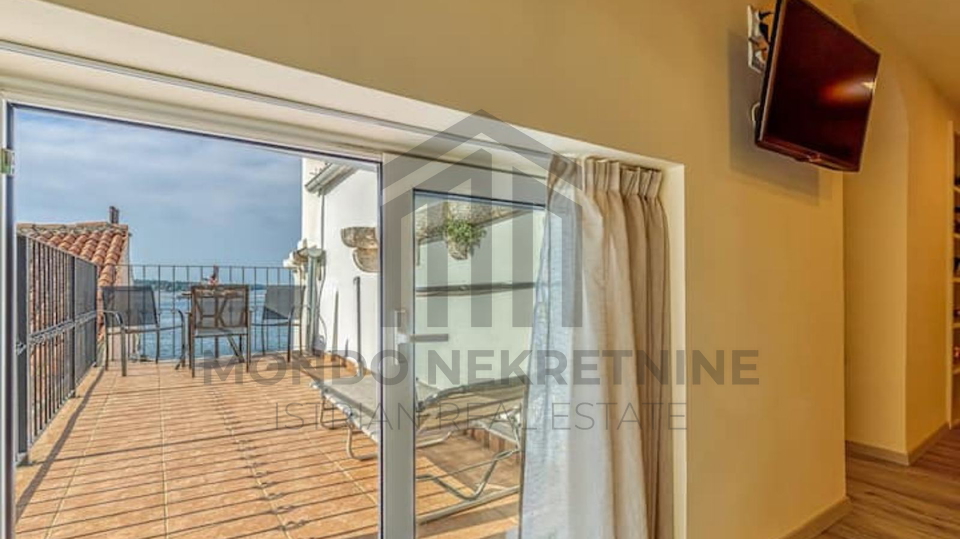 Pore&ccaron;&comma;  stan prvi red do mora&comma; pogled na more&comma; 48 m2&comma; terasa&comma; namje&scaron;ten