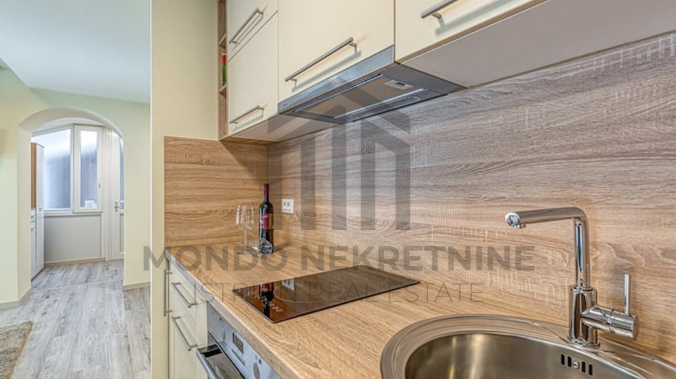 Pore&ccaron;&comma;  stan prvi red do mora&comma; pogled na more&comma; 48 m2&comma; terasa&comma; namje&scaron;ten