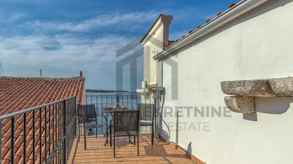 Pore&ccaron;&comma;  stan prvi red do mora&comma; pogled na more&comma; 48 m2&comma; terasa&comma; namje&scaron;ten