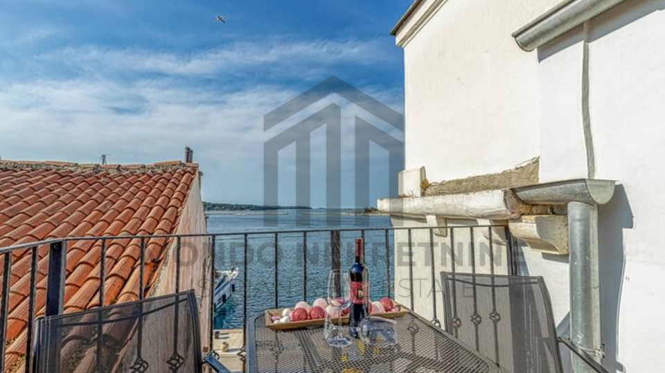 Pore&ccaron;&comma;  stan prvi red do mora&comma; pogled na more&comma; 48 m2&comma; terasa&comma; namje&scaron;ten