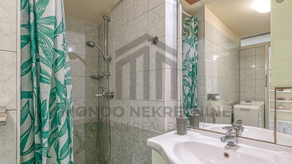 Pore&ccaron;&comma;  stan prvi red do mora&comma; pogled na more&comma; 48 m2&comma; terasa&comma; namje&scaron;ten