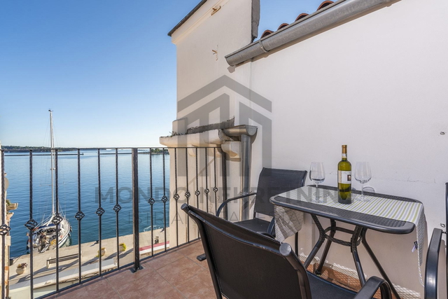 Poreč,  stan prvi red do mora, pogled na more, 48 m2, terasa, namješten