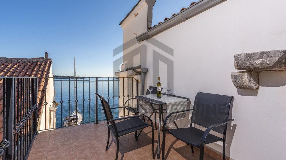 Pore&ccaron;&comma;  stan prvi red do mora&comma; pogled na more&comma; 48 m2&comma; terasa&comma; namje&scaron;ten