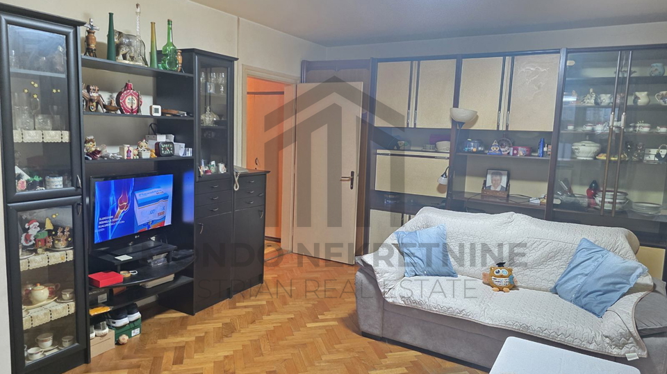 Pula - PRODAJE SE STAN – STROGI CENTAR GRADA, 60 m², 1. KAT, PARKING!