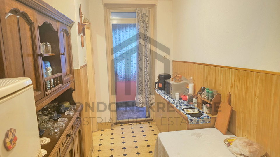 Pula - PRODAJE SE STAN – STROGI CENTAR GRADA, 60 m², 1. KAT, PARKING!