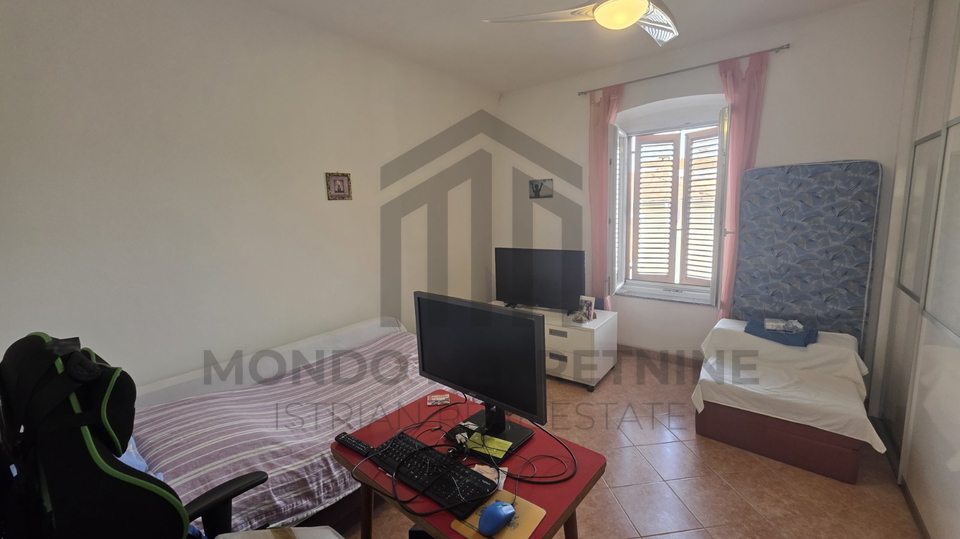 Pula&comma; &Scaron;ijana&comma; ku&cacute;a u nizu 100 m&sup2; &plus; dvori&scaron;te 26 m&sup2;