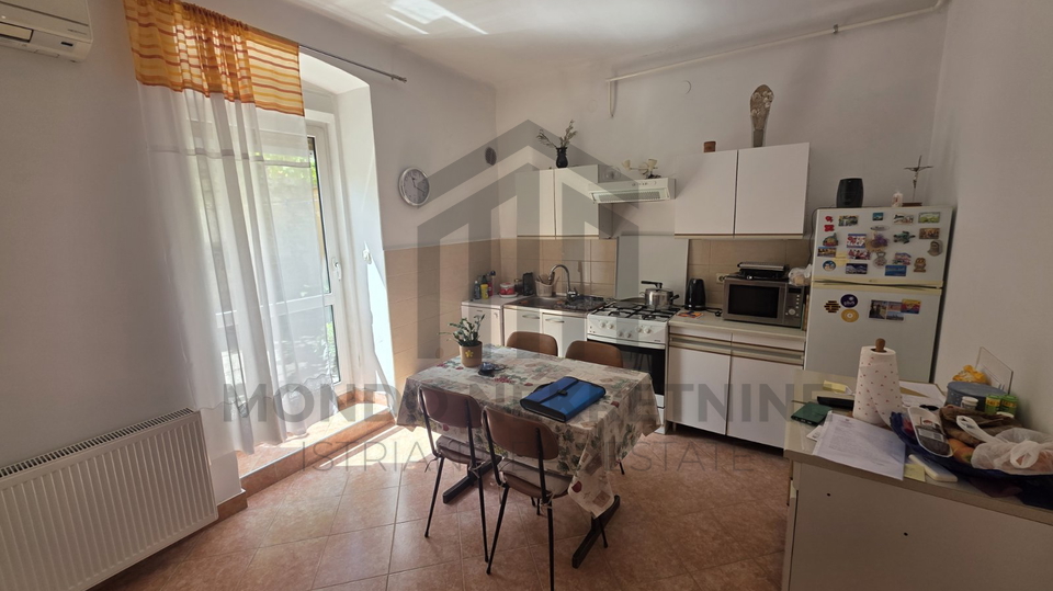 Pula&comma; &Scaron;ijana&comma; ku&cacute;a u nizu 100 m&sup2; &plus; dvori&scaron;te 26 m&sup2;