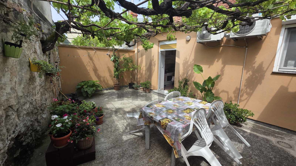 Pula&comma; &Scaron;ijana&comma; ku&cacute;a u nizu 100 m&sup2; &plus; dvori&scaron;te 26 m&sup2;