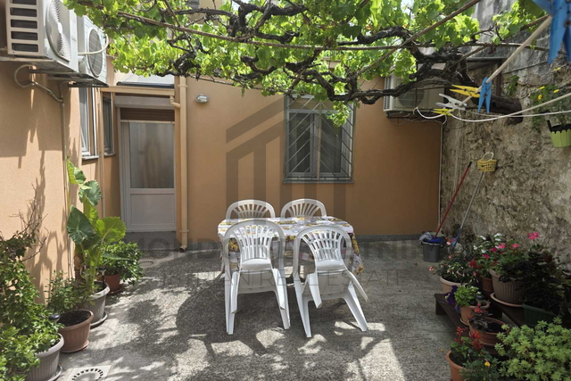 Pula, Šijana, kuća u nizu 100 m² + dvorište 26 m²