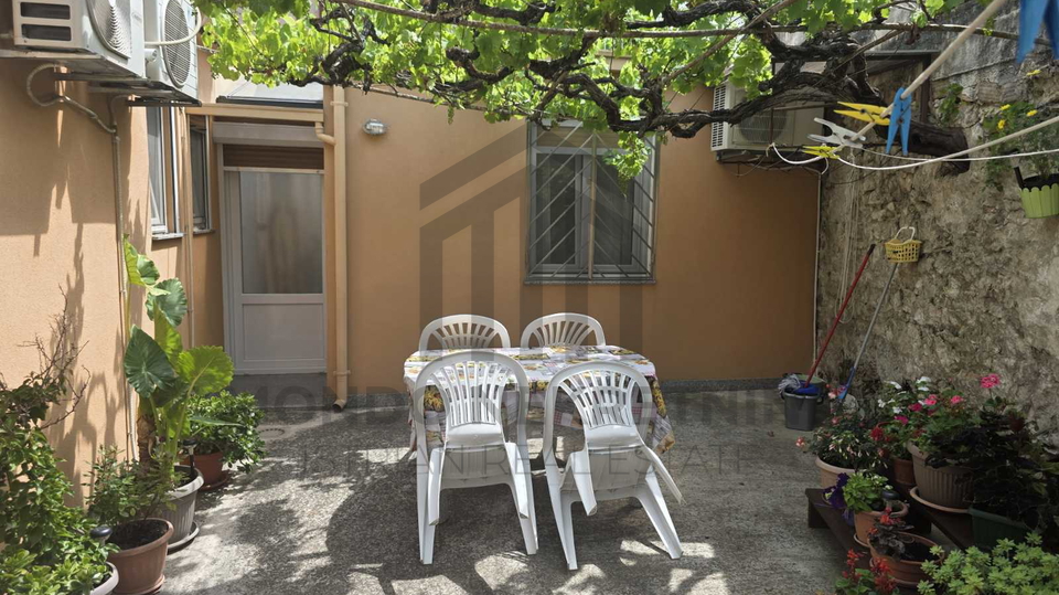 Pula&comma; &Scaron;ijana&comma; ku&cacute;a u nizu 100 m&sup2; &plus; dvori&scaron;te 26 m&sup2;