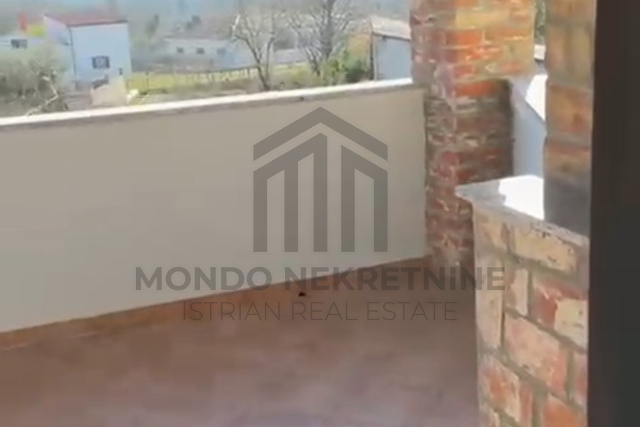 Prilika, isplativa kuća sa dvorištem i renoviranim stanom od 135 m2 Marčana, okolica