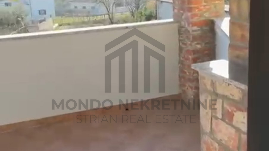 Prilika&comma; isplativa ku&cacute;a sa dvori&scaron;tem i renoviranim stanom od 135 m2 Mar&ccaron;ana&comma; okolica