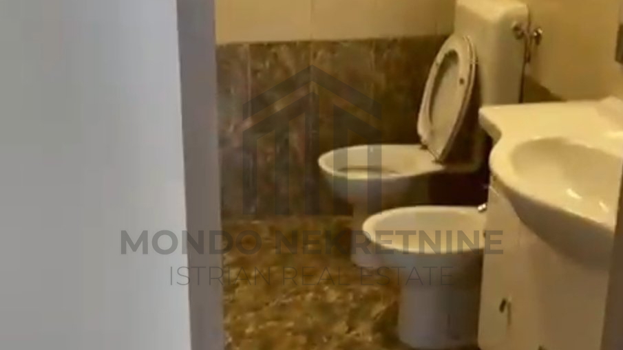 Prilika&comma; isplativa ku&cacute;a sa dvori&scaron;tem i renoviranim stanom od 135 m2 Mar&ccaron;ana&comma; okolica