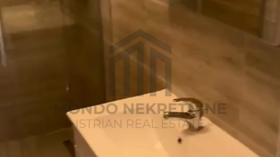 Prilika&comma; isplativa ku&cacute;a sa dvori&scaron;tem i renoviranim stanom od 135 m2 Mar&ccaron;ana&comma; okolica
