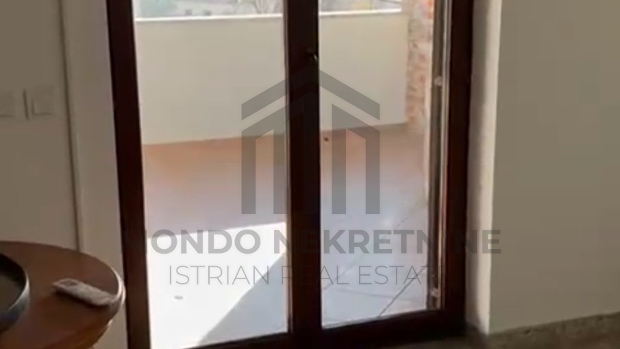 Prilika&comma; isplativa ku&cacute;a sa dvori&scaron;tem i renoviranim stanom od 135 m2 Mar&ccaron;ana&comma; okolica