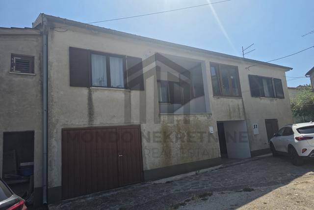 Prilika, isplativa kuća sa dvorištem i renoviranim stanom od 135 m2 Marčana, okolica