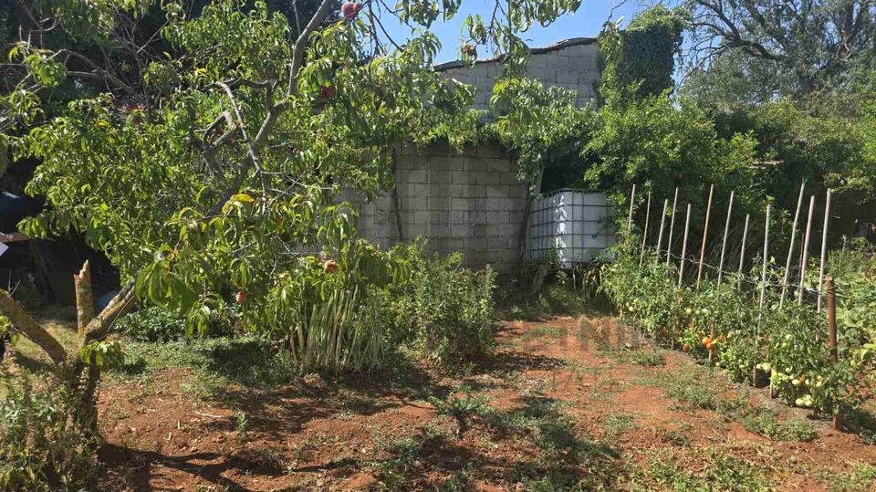 Prilika&comma; isplativa ku&cacute;a sa dvori&scaron;tem i renoviranim stanom od 135 m2 Mar&ccaron;ana&comma; okolica