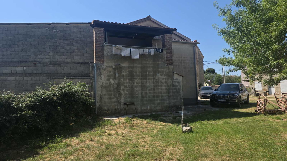 Prilika&comma; isplativa ku&cacute;a sa dvori&scaron;tem i renoviranim stanom od 135 m2 Mar&ccaron;ana&comma; okolica