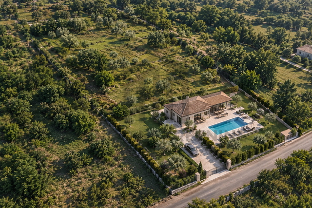 Istra, Orihi - Građevinsko zemljište 607 m² + 1.458 m² poljoprivrednog zemljišta