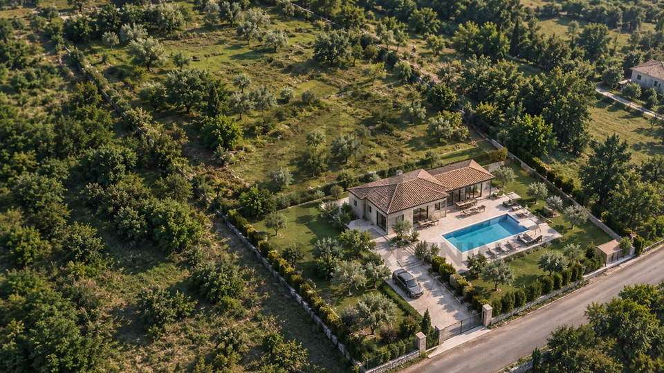 Istra&comma; Orihi - Gra&dstrok;evinsko zemlji&scaron;te 607 m&sup2; &plus; 1&period;458 m&sup2; poljoprivrednog zemlji&scaron;ta