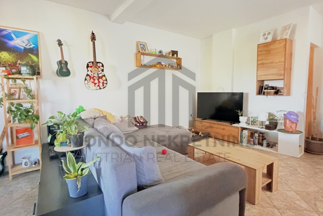 Prilika, isplativa kuća sa dvorištem i renoviranim stanom od 135 m2 Marčana, okolica