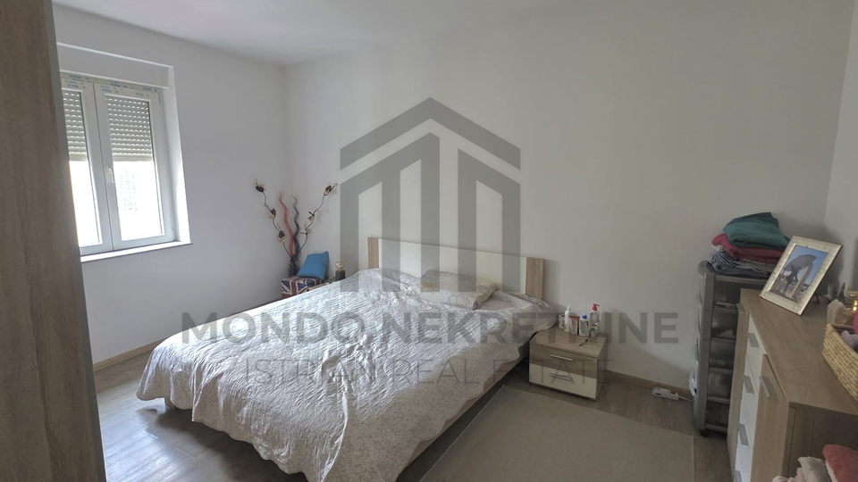Stan 70 m&sup2; u centru Pule s terasom i zajedni&ccaron;kim dvori&scaron;tem