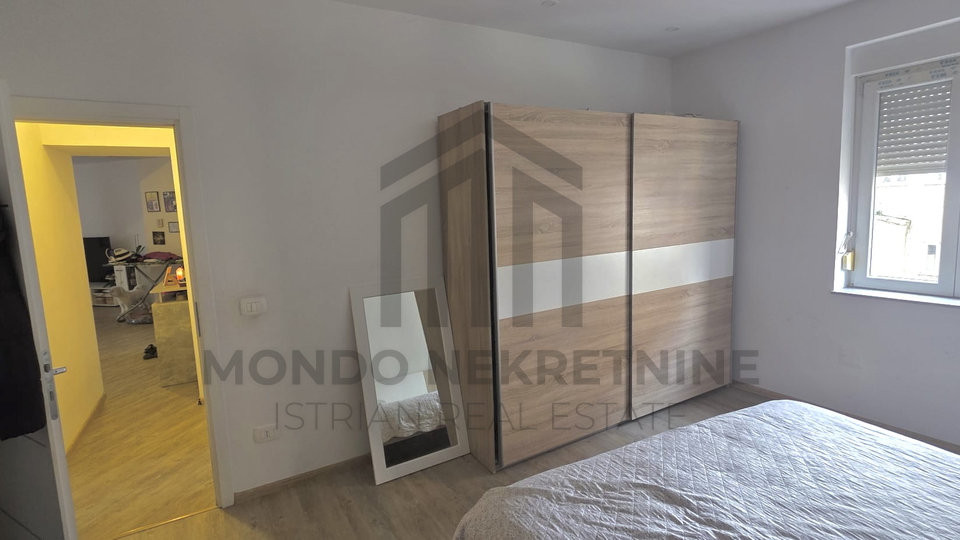 Stan 70 m&sup2; u centru Pule s terasom i zajedni&ccaron;kim dvori&scaron;tem