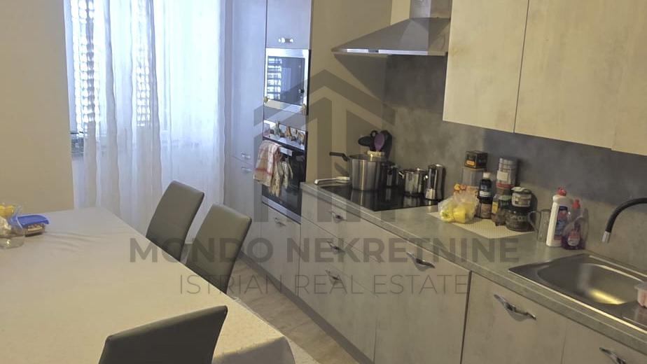 Stan 70 m&sup2; u centru Pule s terasom i zajedni&ccaron;kim dvori&scaron;tem
