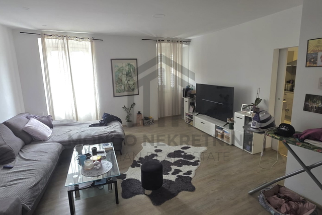 Stan 70 m² u centru Pule s terasom i zajedničkim dvorištem