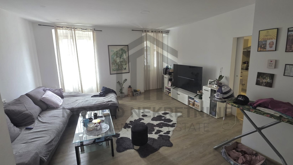 Stan 70 m&sup2; u centru Pule s terasom i zajedni&ccaron;kim dvori&scaron;tem