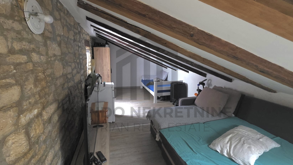 Stan 70 m&sup2; u centru Pule s terasom i zajedni&ccaron;kim dvori&scaron;tem