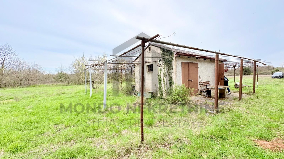 Poljoprivredno zemlji&scaron;te 2100 m&sup2; s legaliziranim objektom 25 m2 &ndash; okolica Pule &ndash; PRILIKA