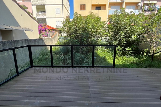 Roh bau kuća s 3 stana i garažom, Pula, Veruda Porat, 291 m² + vrt