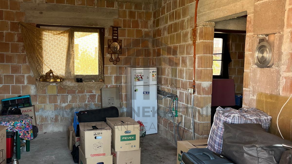 Roh bau ku&cacute;a s 3 stana i gara&zcaron;om&comma; Pula&comma; Veruda Porat&comma; 291 m&sup2; &plus; vrt