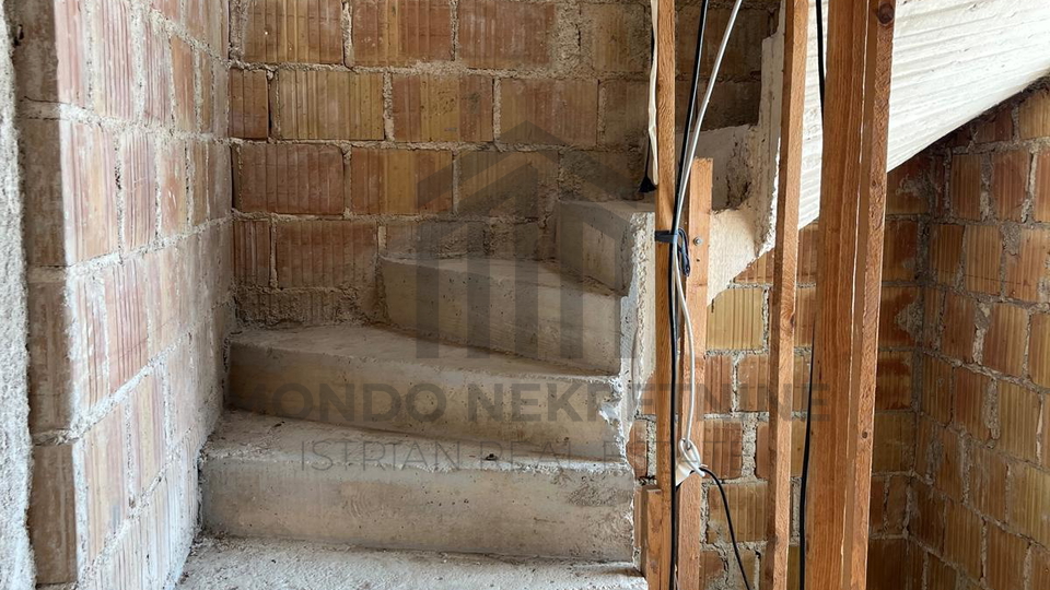 Roh bau ku&cacute;a s 3 stana i gara&zcaron;om&comma; Pula&comma; Veruda Porat&comma; 291 m&sup2; &plus; vrt