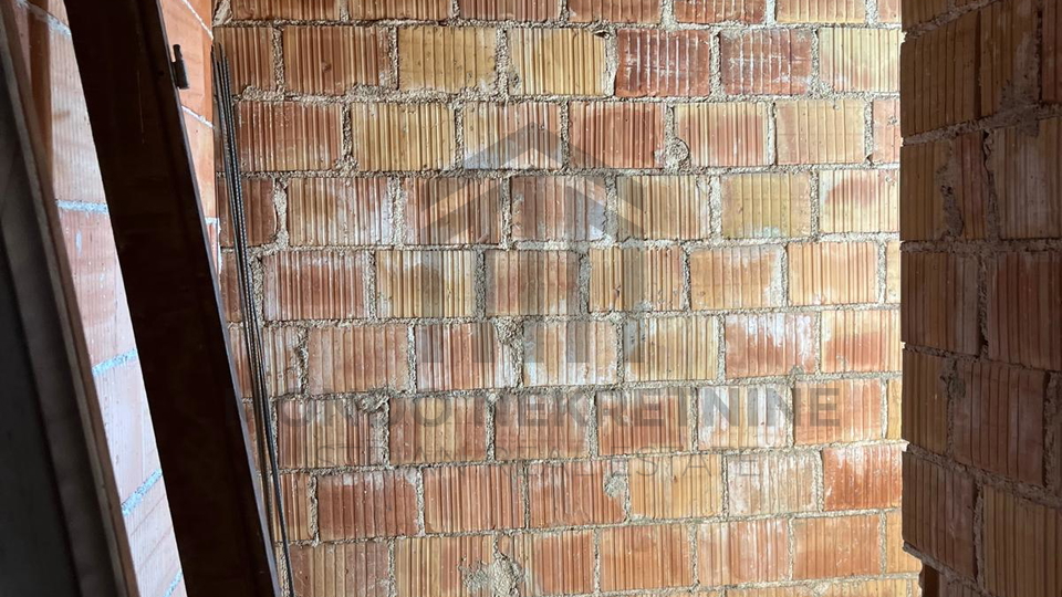 Roh bau ku&cacute;a s 3 stana i gara&zcaron;om&comma; Pula&comma; Veruda Porat&comma; 291 m&sup2; &plus; vrt