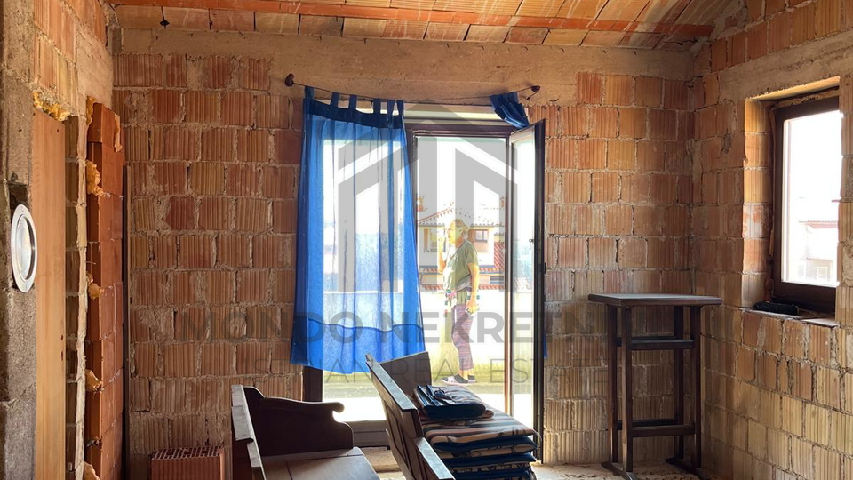 Roh bau ku&cacute;a s 3 stana i gara&zcaron;om&comma; Pula&comma; Veruda Porat&comma; 291 m&sup2; &plus; vrt