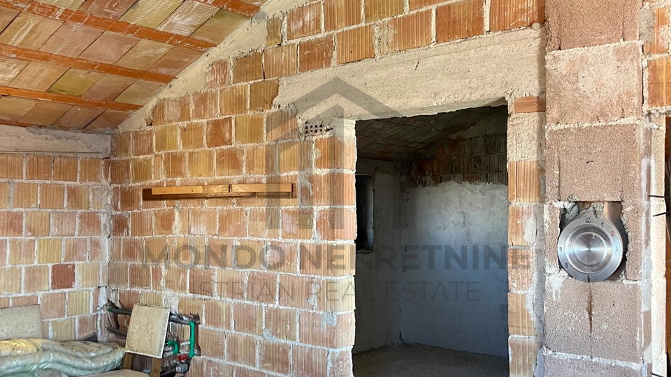 Roh bau ku&cacute;a s 3 stana i gara&zcaron;om&comma; Pula&comma; Veruda Porat&comma; 291 m&sup2; &plus; vrt