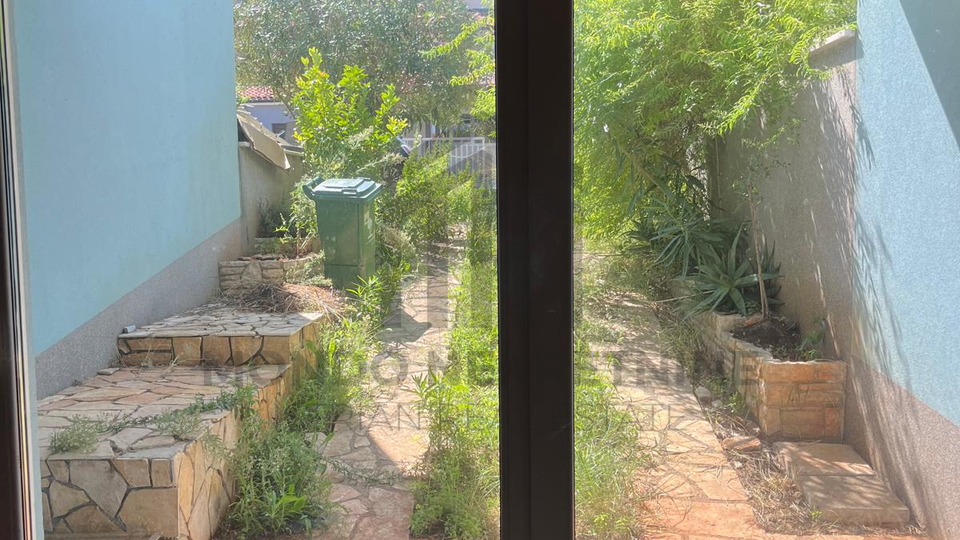 Roh bau ku&cacute;a s 3 stana i gara&zcaron;om&comma; Pula&comma; Veruda Porat&comma; 291 m&sup2; &plus; vrt