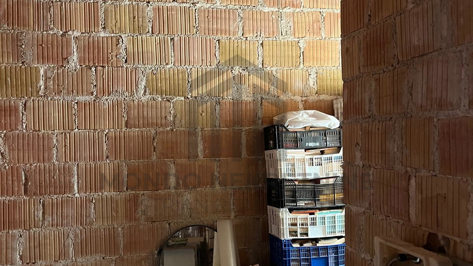 Roh bau ku&cacute;a s 3 stana i gara&zcaron;om&comma; Pula&comma; Veruda Porat&comma; 291 m&sup2; &plus; vrt