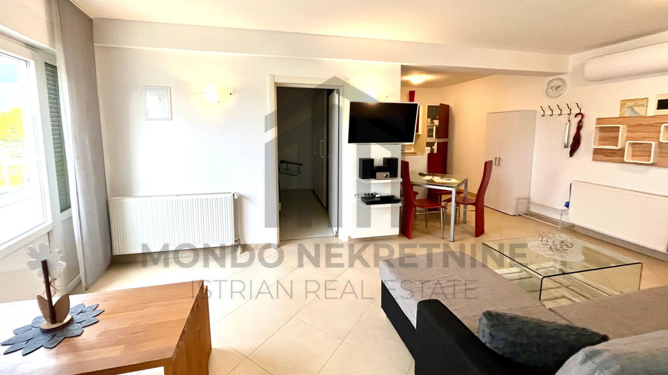 Dvosoban stan s pogledom na more &ndash; Medulin&comma; 54 m2&comma; 50 metara od pje&scaron;&ccaron;ane pla&zcaron;e