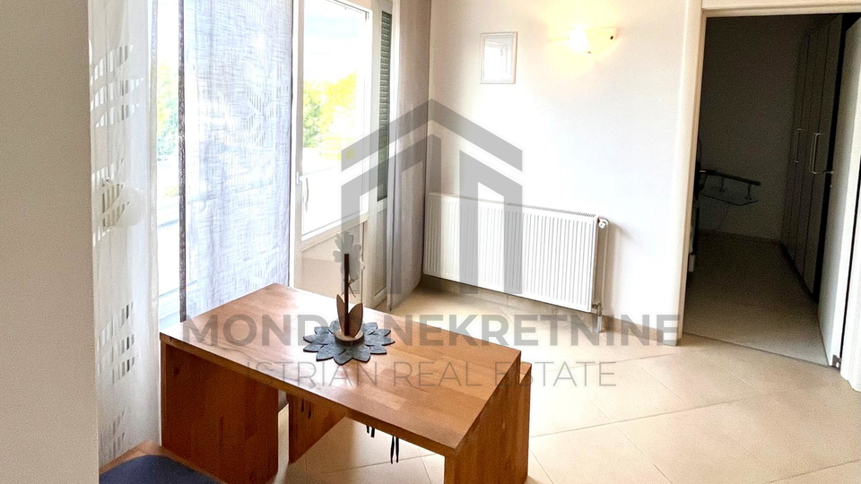 Dvosoban stan s pogledom na more &ndash; Medulin&comma; 54 m2&comma; 50 metara od pje&scaron;&ccaron;ane pla&zcaron;e