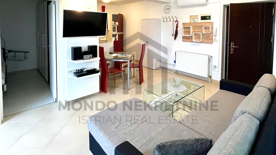 Dvosoban stan s pogledom na more &ndash; Medulin&comma; 54 m2&comma; 50 metara od pje&scaron;&ccaron;ane pla&zcaron;e