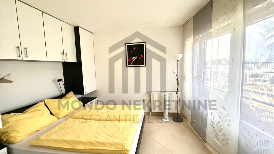 Dvosoban stan s pogledom na more &ndash; Medulin&comma; 54 m2&comma; 50 metara od pje&scaron;&ccaron;ane pla&zcaron;e