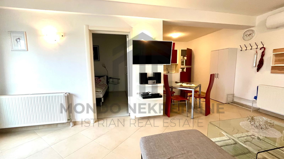 Dvosoban stan s pogledom na more &ndash; Medulin&comma; 54 m2&comma; 50 metara od pje&scaron;&ccaron;ane pla&zcaron;e