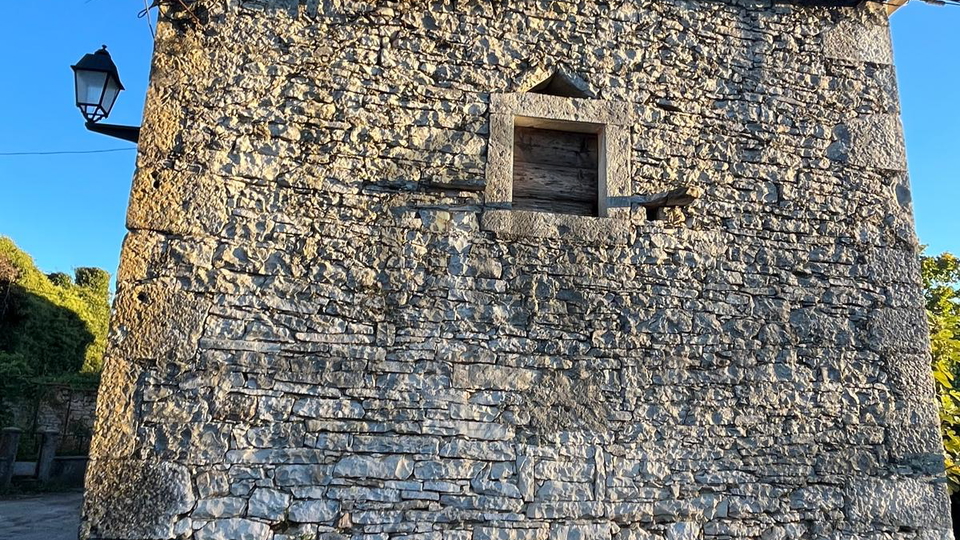 Istra&comma; okolica Mar&ccaron;ane &ndash; Kamena ku&cacute;a za renovaciju s oku&cacute;nicom