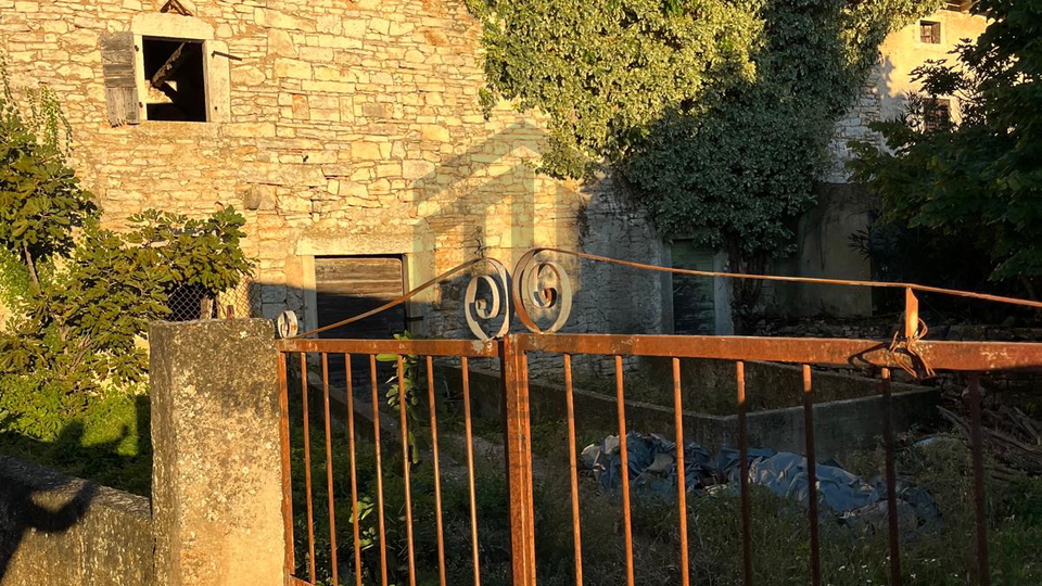 Istra&comma; okolica Mar&ccaron;ane &ndash; Kamena ku&cacute;a za renovaciju s oku&cacute;nicom